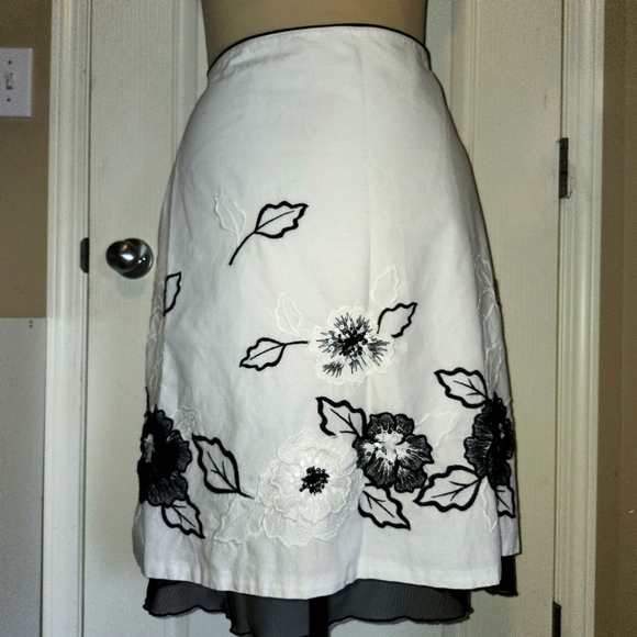 Bianca Nygard black and white skirt with sequined flower applicaes size 14 - Picture 1 of 13